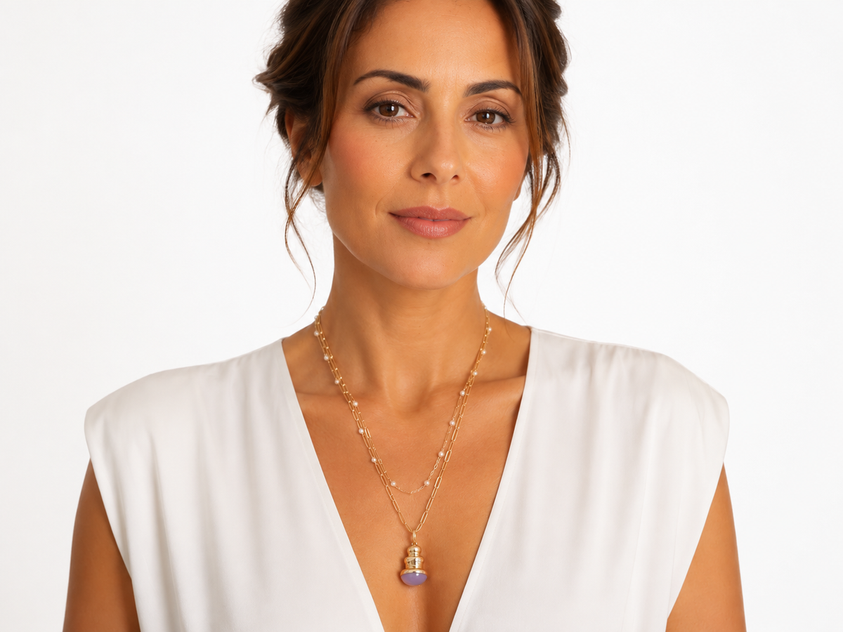 Collar con colgante de piedra rosa suave