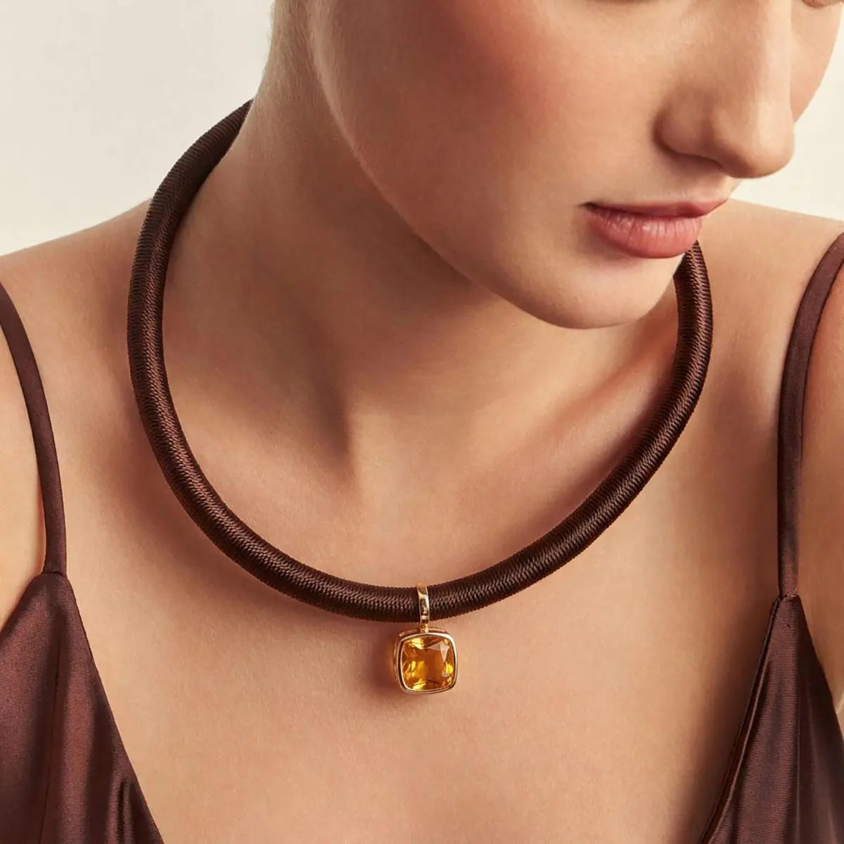 Pendant with a square crystal clasp - Yellow