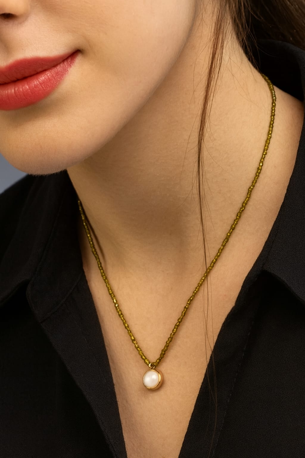 Necklace choker with green crystals and baroque pearls