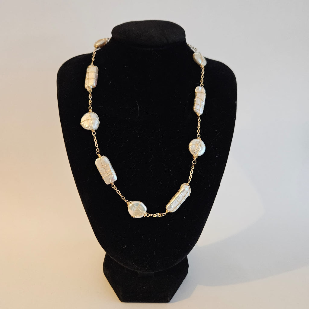 18K gold-plated necklace with baroque pearls and handmade details