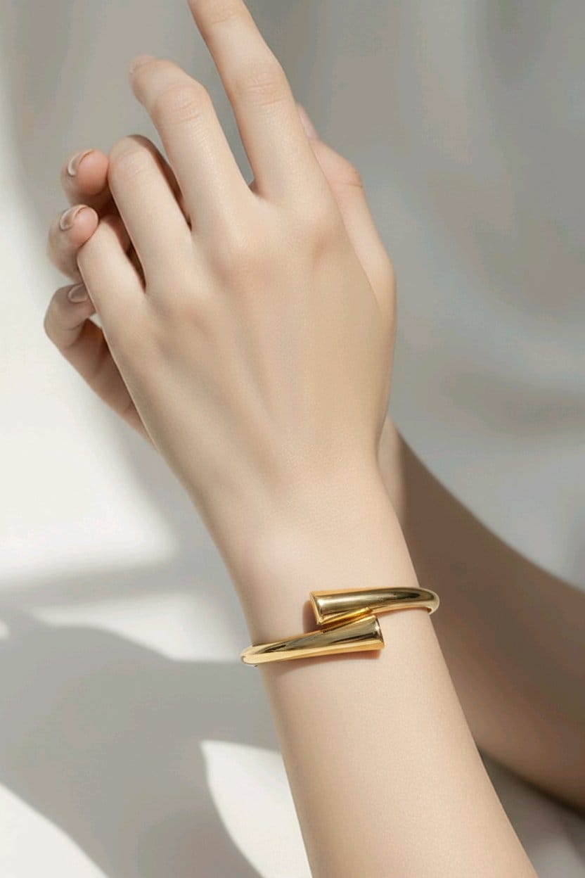 Minimalist bracelet plated in 18k gold