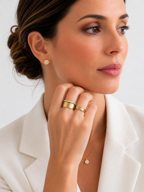 Anillo de circonitas con media hilera pavé y acabado cepillado